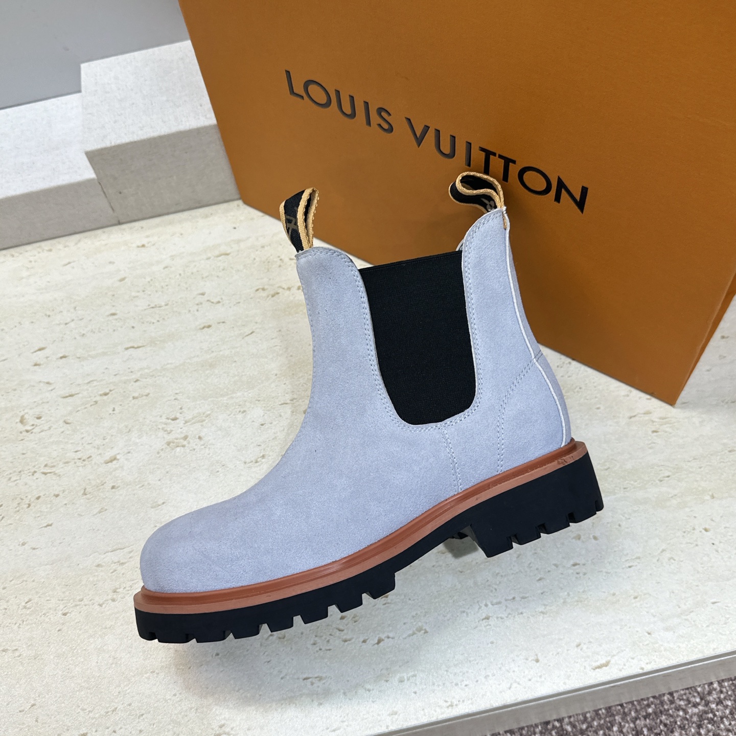 Louis Vuitton*  2026秋冬情侣新款切尔西机车弹力及裸短靴  LV字母logo低跟拼色骑士登山靴 材质：