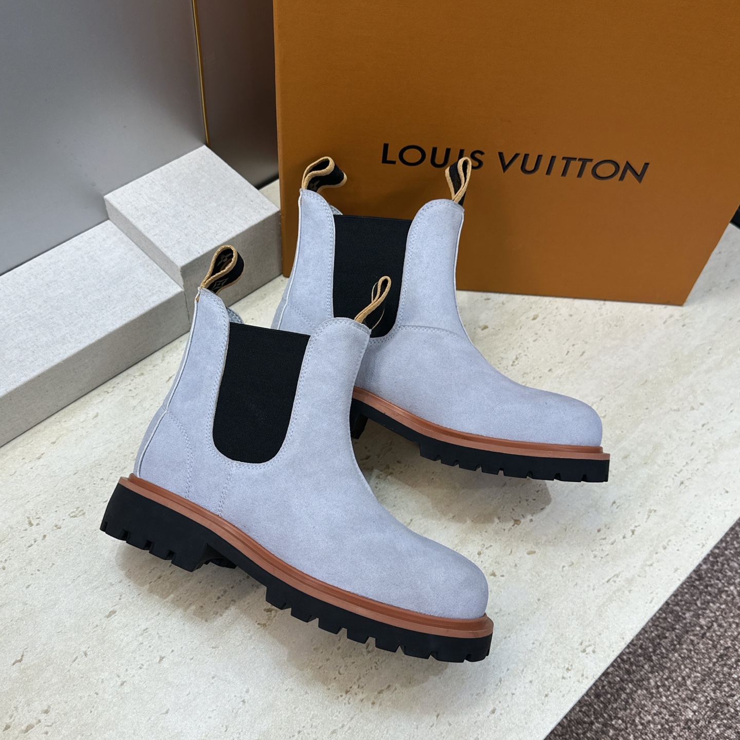 Louis Vuitton*  2026秋冬情侣新款切尔西机车弹力及裸短靴  LV字母logo低跟拼色骑士登山靴 材质：