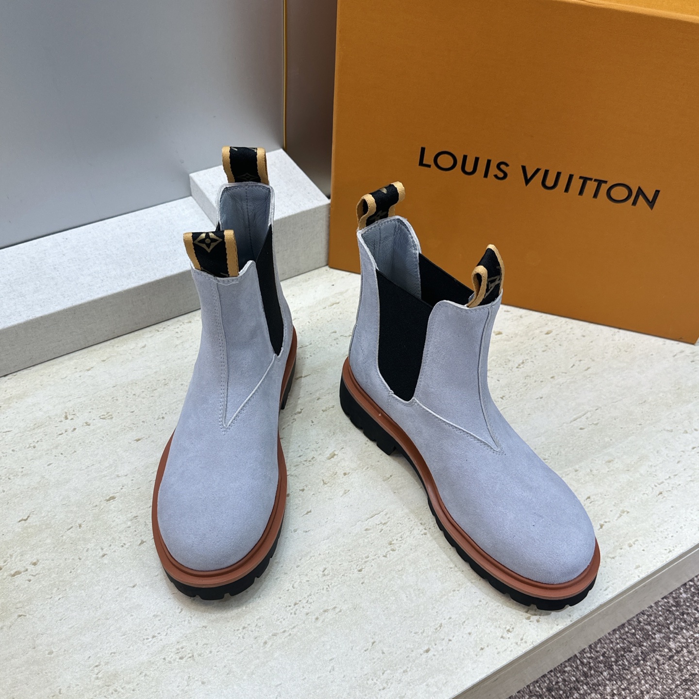 Louis Vuitton*  2026秋冬情侣新款切尔西机车弹力及裸短靴  LV字母logo低跟拼色骑士登山靴 材质：