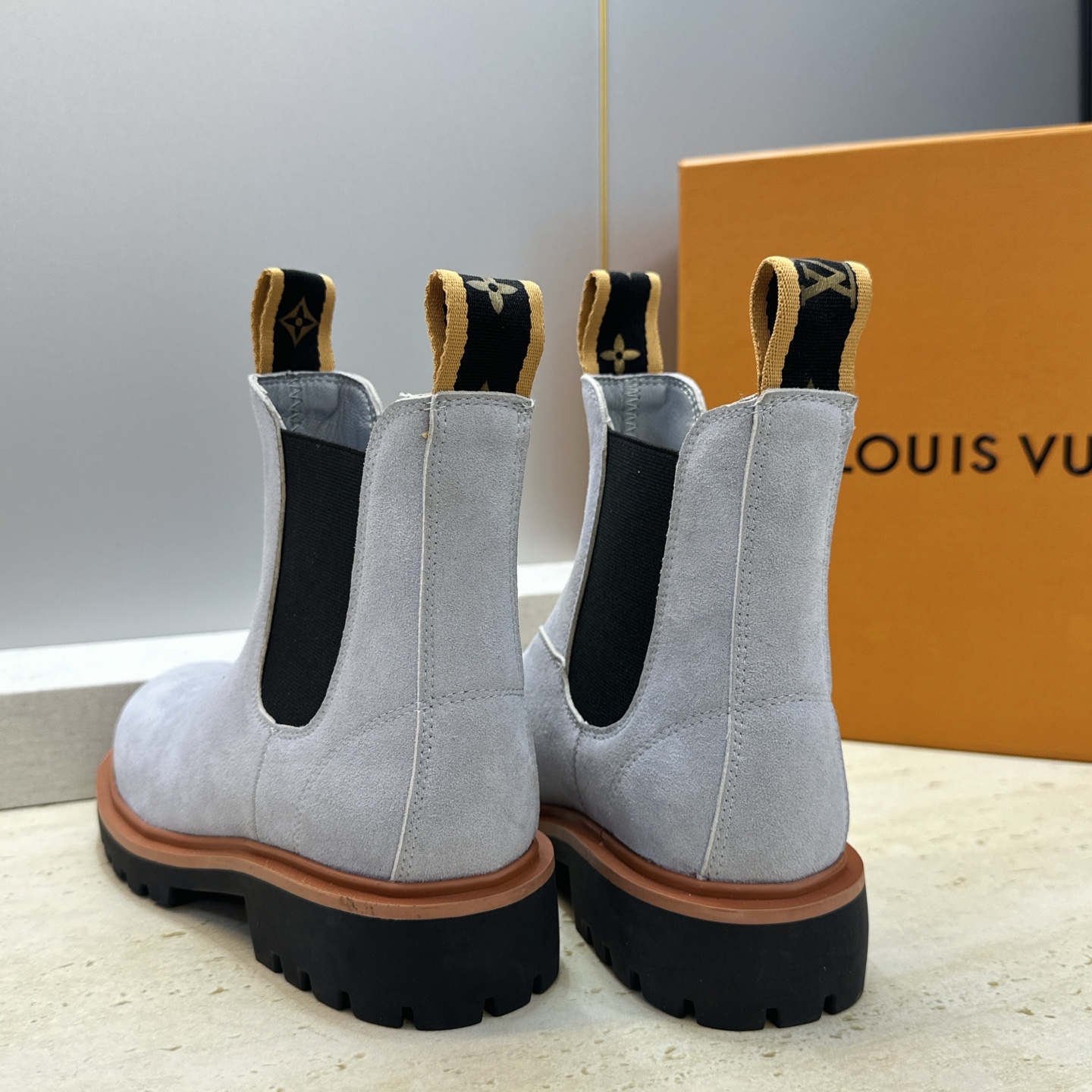 Louis Vuitton*  2026秋冬情侣新款切尔西机车弹力及裸短靴  LV字母logo低跟拼色骑士登山靴 材质：