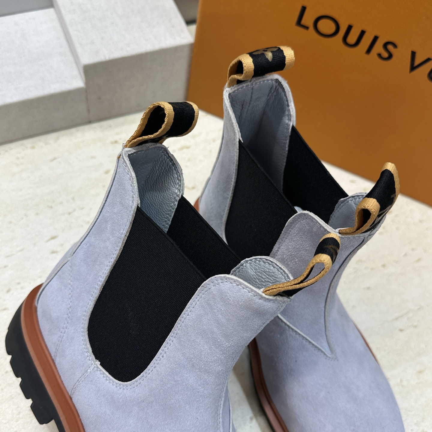 Louis Vuitton*  2026秋冬情侣新款切尔西机车弹力及裸短靴  LV字母logo低跟拼色骑士登山靴 材质：