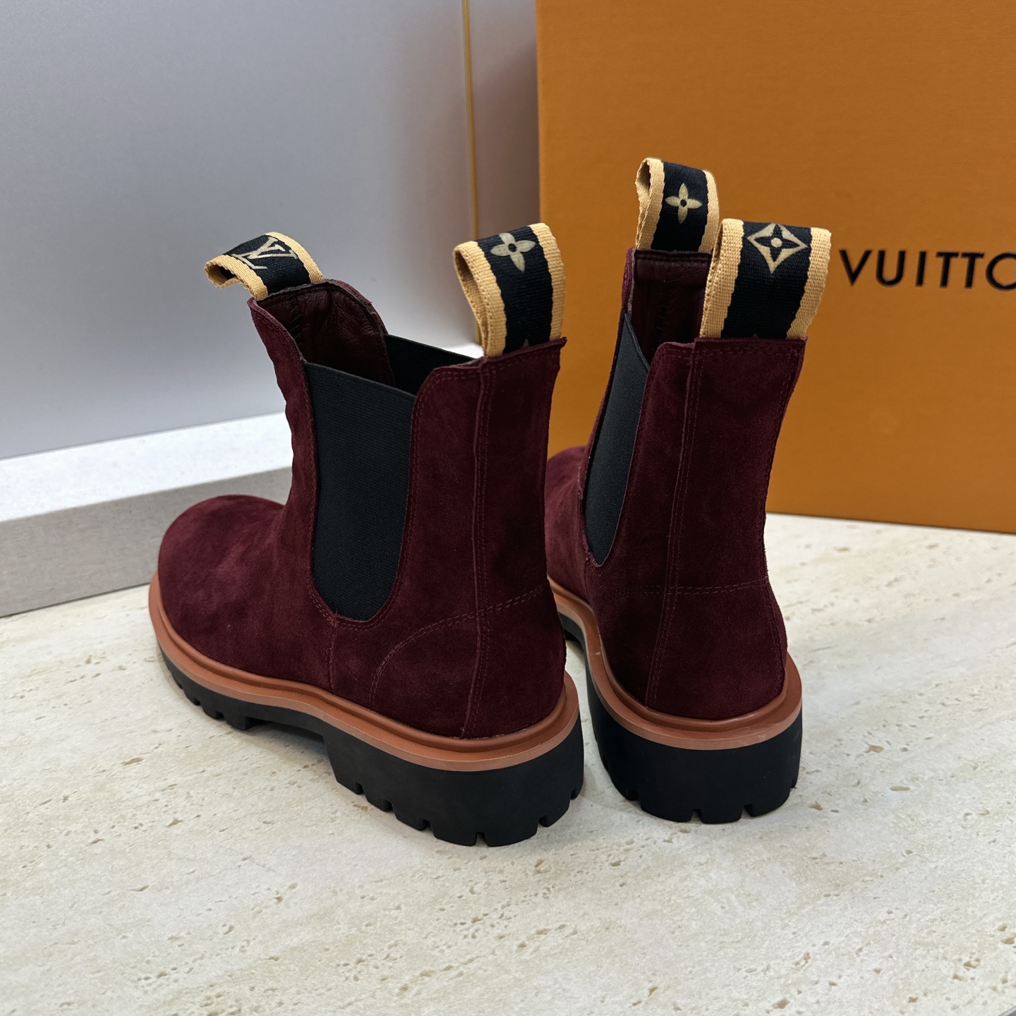 Louis Vuitton* 2026秋冬情侣新款切尔西机车弹力及裸短靴 LV字母logo低跟拼色骑士登山靴 材质: Louis Vuitton* 2026秋冬情侣新款切尔西机车弹力及裸短靴 LV字母logo低跟拼色骑士登山靴 材质: