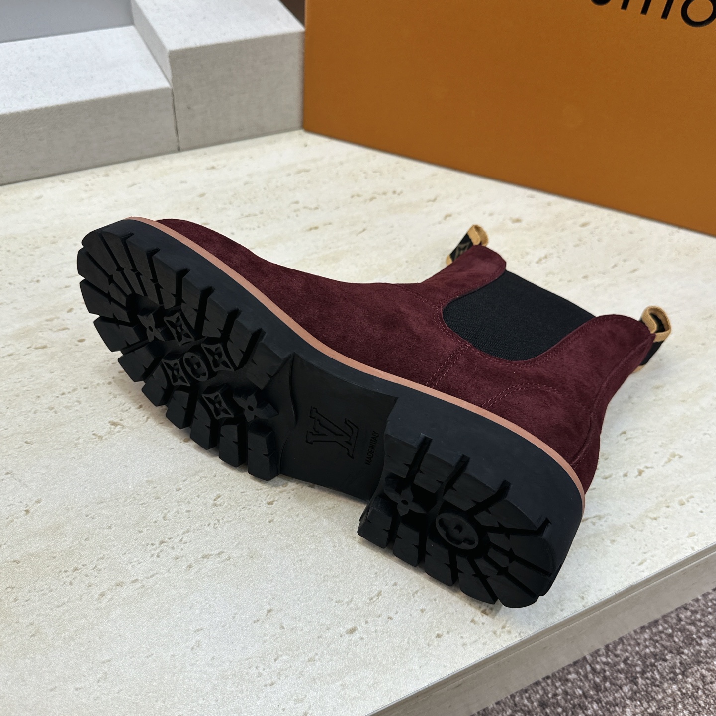 Louis Vuitton* 2026秋冬情侣新款切尔西机车弹力及裸短靴 LV字母logo低跟拼色骑士登山靴 材质: Louis Vuitton* 2026秋冬情侣新款切尔西机车弹力及裸短靴 LV字母logo低跟拼色骑士登山靴 材质: