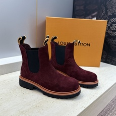 Louis Vuitton* 2026秋冬情侣新款切尔西机车弹力及裸短靴 LV字母logo低跟拼色骑士登山靴 材质: Louis Vuitton* 2026秋冬情侣新款切尔西机车弹力及裸短靴 LV字母logo低跟拼色骑士登山靴 材质: