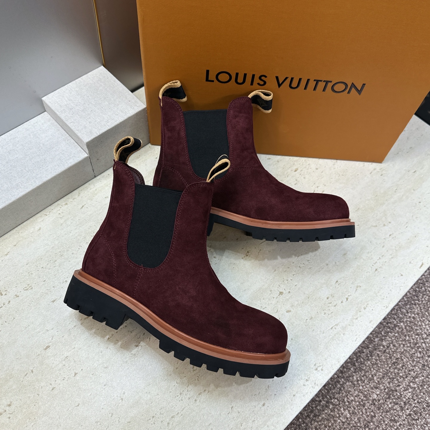 Louis Vuitton* 2026秋冬情侣新款切尔西机车弹力及裸短靴 LV字母logo低跟拼色骑士登山靴 材质: Louis Vuitton* 2026秋冬情侣新款切尔西机车弹力及裸短靴 LV字母logo低跟拼色骑士登山靴 材质:
