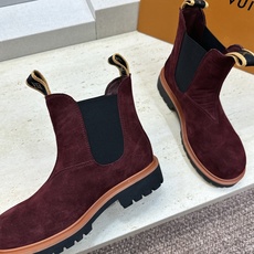 Louis Vuitton* 2026秋冬情侣新款切尔西机车弹力及裸短靴 LV字母logo低跟拼色骑士登山靴 材质: Louis Vuitton* 2026秋冬情侣新款切尔西机车弹力及裸短靴 LV字母logo低跟拼色骑士登山靴 材质:
