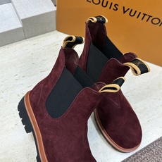 Louis Vuitton* 2026秋冬情侣新款切尔西机车弹力及裸短靴 LV字母logo低跟拼色骑士登山靴 材质: Louis Vuitton* 2026秋冬情侣新款切尔西机车弹力及裸短靴 LV字母logo低跟拼色骑士登山靴 材质: