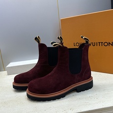 Louis Vuitton* 2026秋冬情侣新款切尔西机车弹力及裸短靴 LV字母logo低跟拼色骑士登山靴 材质: Louis Vuitton* 2026秋冬情侣新款切尔西机车弹力及裸短靴 LV字母logo低跟拼色骑士登山靴 材质: