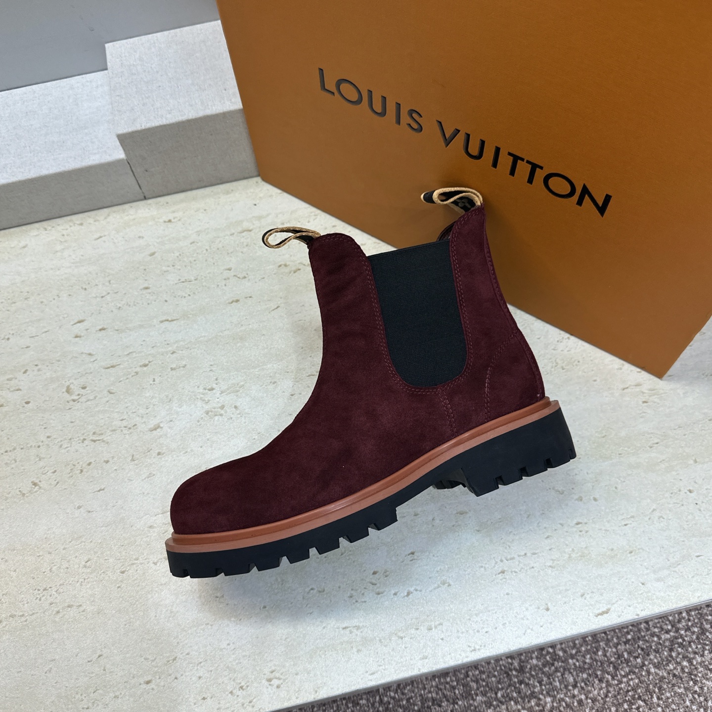 Louis Vuitton* 2026秋冬情侣新款切尔西机车弹力及裸短靴 LV字母logo低跟拼色骑士登山靴 材质: Louis Vuitton* 2026秋冬情侣新款切尔西机车弹力及裸短靴 LV字母logo低跟拼色骑士登山靴 材质: