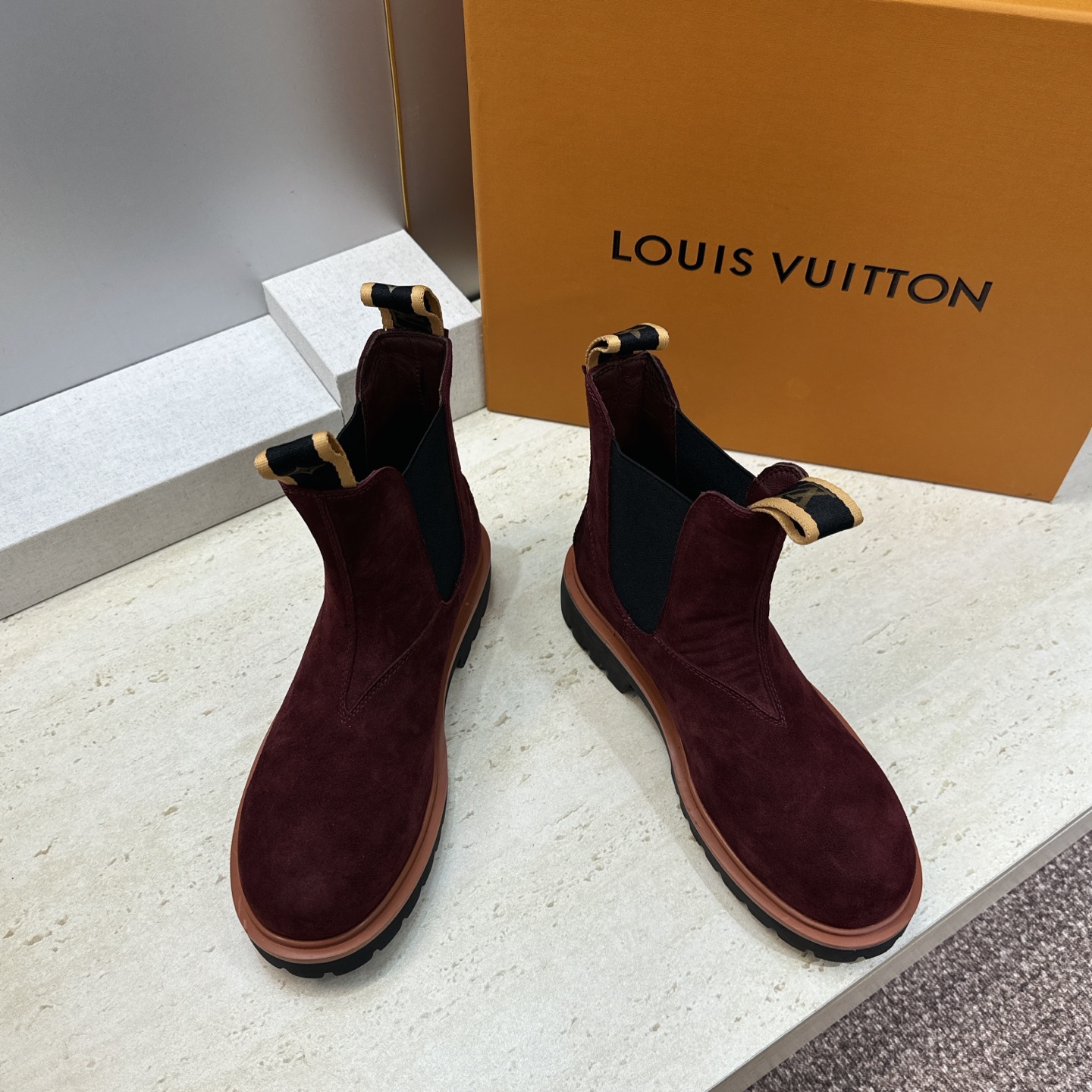 Louis Vuitton* 2026秋冬情侣新款切尔西机车弹力及裸短靴 LV字母logo低跟拼色骑士登山靴 材质: Louis Vuitton* 2026秋冬情侣新款切尔西机车弹力及裸短靴 LV字母logo低跟拼色骑士登山靴 材质: