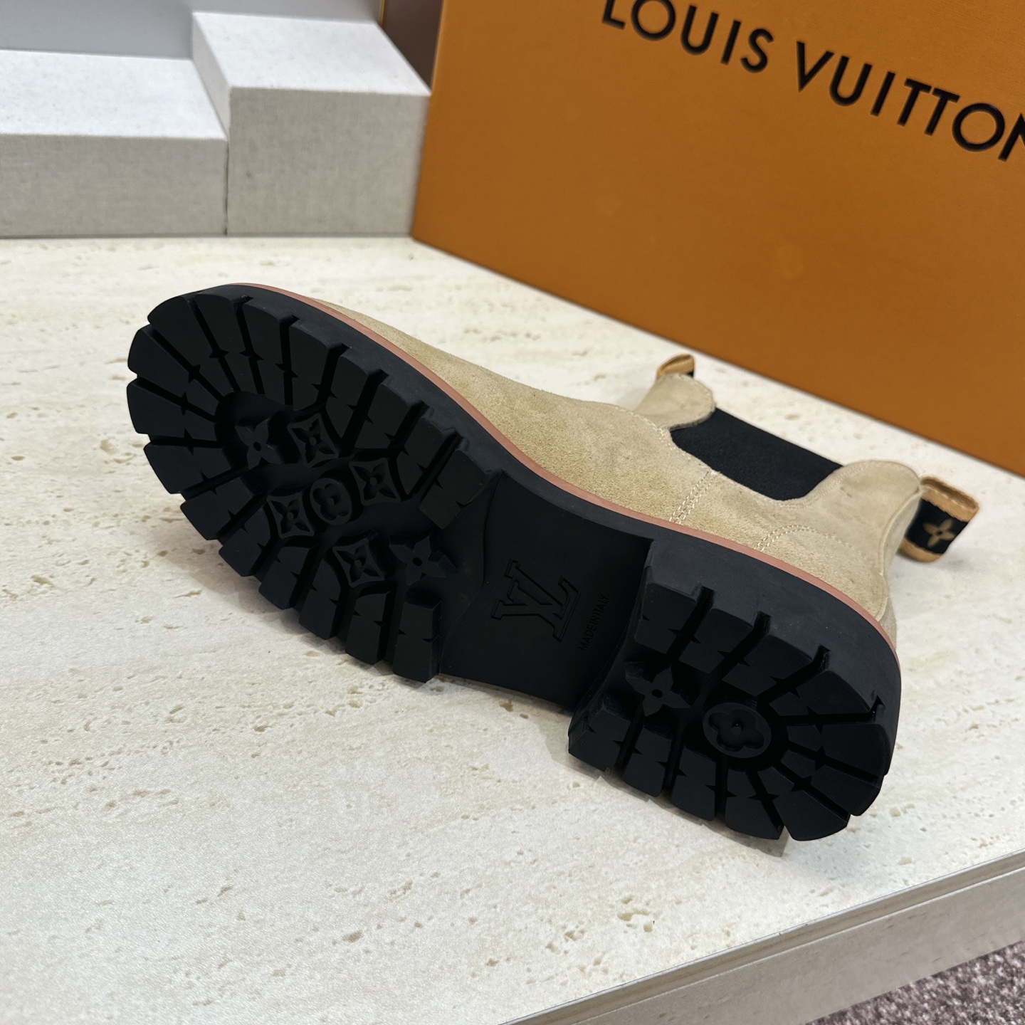 Louis Vuitton* 2026秋冬情侣新款切尔西机车弹力及裸短靴 LV字母logo低跟拼色骑士登山靴 材质: Louis Vuitton* 2026秋冬情侣新款切尔西机车弹力及裸短靴 LV字母logo低跟拼色骑士登山靴 材质: