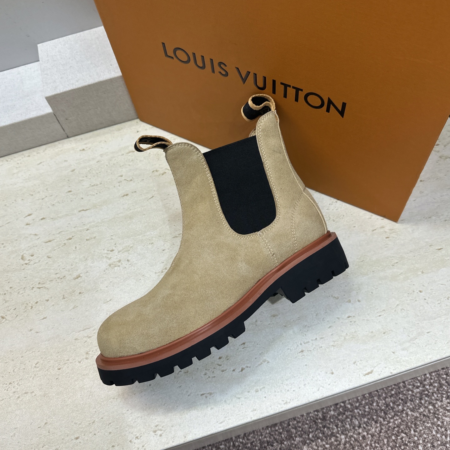 Louis Vuitton* 2026秋冬情侣新款切尔西机车弹力及裸短靴 LV字母logo低跟拼色骑士登山靴 材质: Louis Vuitton* 2026秋冬情侣新款切尔西机车弹力及裸短靴 LV字母logo低跟拼色骑士登山靴 材质: