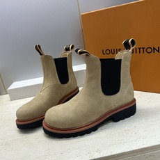Louis Vuitton* 2026秋冬情侣新款切尔西机车弹力及裸短靴 LV字母logo低跟拼色骑士登山靴 材质: Louis Vuitton* 2026秋冬情侣新款切尔西机车弹力及裸短靴 LV字母logo低跟拼色骑士登山靴 材质: