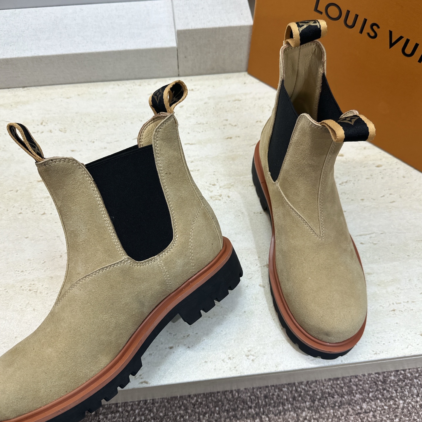 Louis Vuitton* 2026秋冬情侣新款切尔西机车弹力及裸短靴 LV字母logo低跟拼色骑士登山靴 材质: Louis Vuitton* 2026秋冬情侣新款切尔西机车弹力及裸短靴 LV字母logo低跟拼色骑士登山靴 材质: