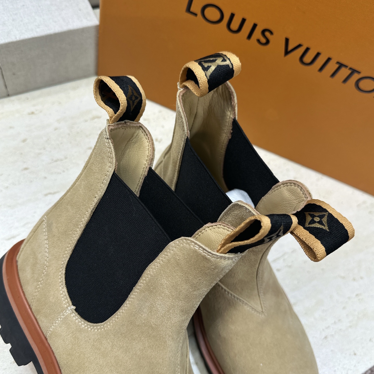 Louis Vuitton* 2026秋冬情侣新款切尔西机车弹力及裸短靴 LV字母logo低跟拼色骑士登山靴 材质: Louis Vuitton* 2026秋冬情侣新款切尔西机车弹力及裸短靴 LV字母logo低跟拼色骑士登山靴 材质:
