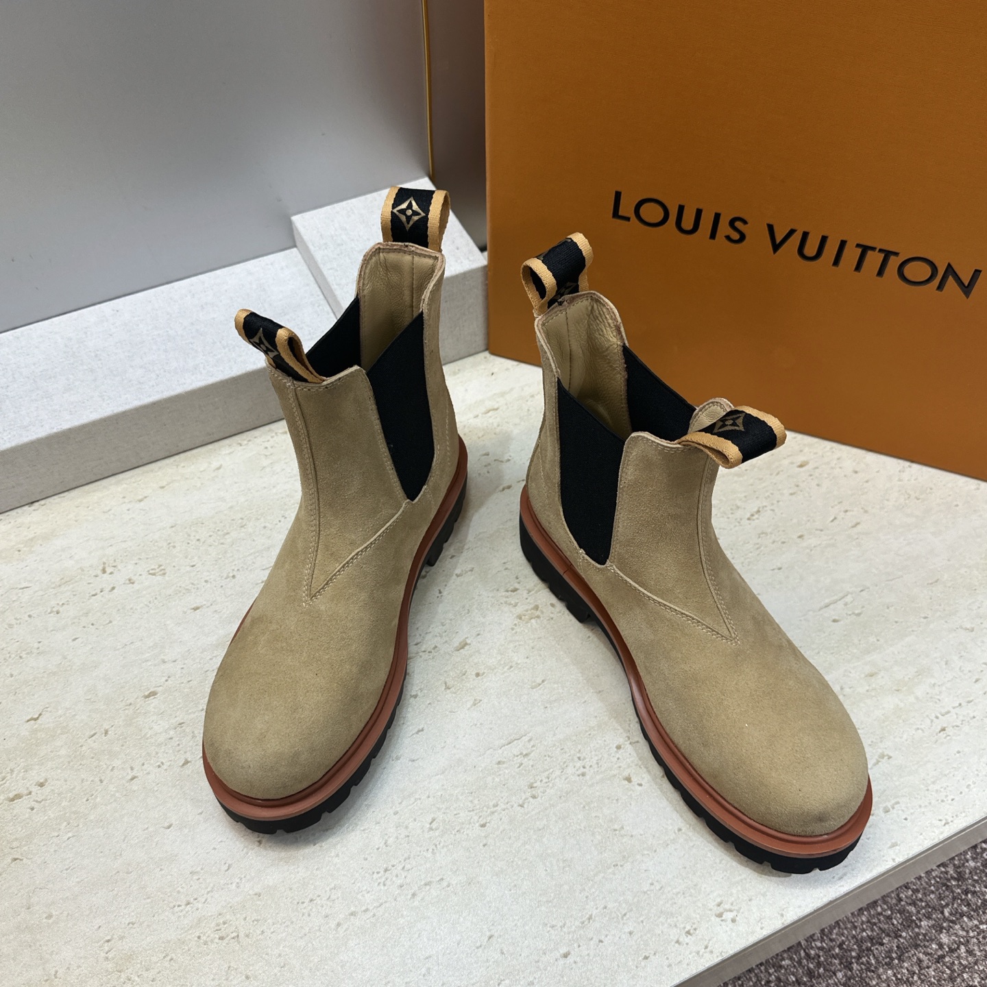 Louis Vuitton* 2026秋冬情侣新款切尔西机车弹力及裸短靴 LV字母logo低跟拼色骑士登山靴 材质: Louis Vuitton* 2026秋冬情侣新款切尔西机车弹力及裸短靴 LV字母logo低跟拼色骑士登山靴 材质: