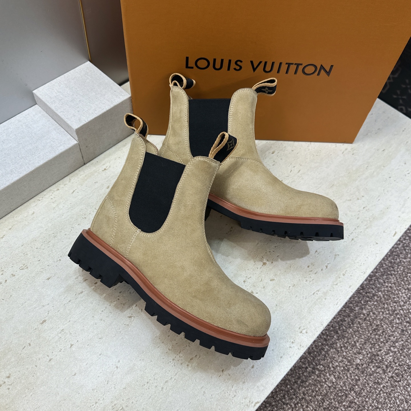 Louis Vuitton* 2026秋冬情侣新款切尔西机车弹力及裸短靴 LV字母logo低跟拼色骑士登山靴 材质: Louis Vuitton* 2026秋冬情侣新款切尔西机车弹力及裸短靴 LV字母logo低跟拼色骑士登山靴 材质: