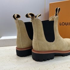 Louis Vuitton* 2026秋冬情侣新款切尔西机车弹力及裸短靴 LV字母logo低跟拼色骑士登山靴 材质: Louis Vuitton* 2026秋冬情侣新款切尔西机车弹力及裸短靴 LV字母logo低跟拼色骑士登山靴 材质: