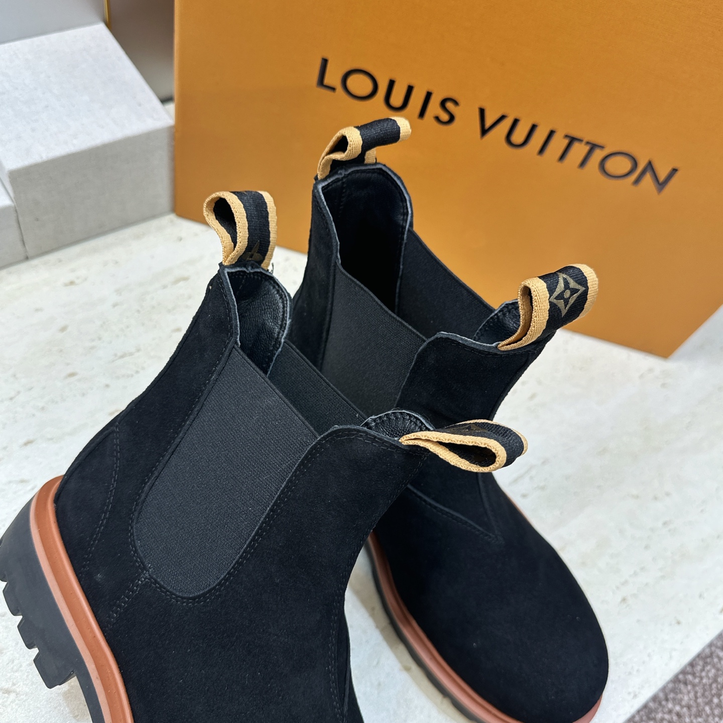 Louis Vuitton* 2026秋冬情侣新款切尔西机车弹力及裸短靴 LV字母logo低跟拼色骑士登山靴 材质: Louis Vuitton* 2026秋冬情侣新款切尔西机车弹力及裸短靴 LV字母logo低跟拼色骑士登山靴 材质: