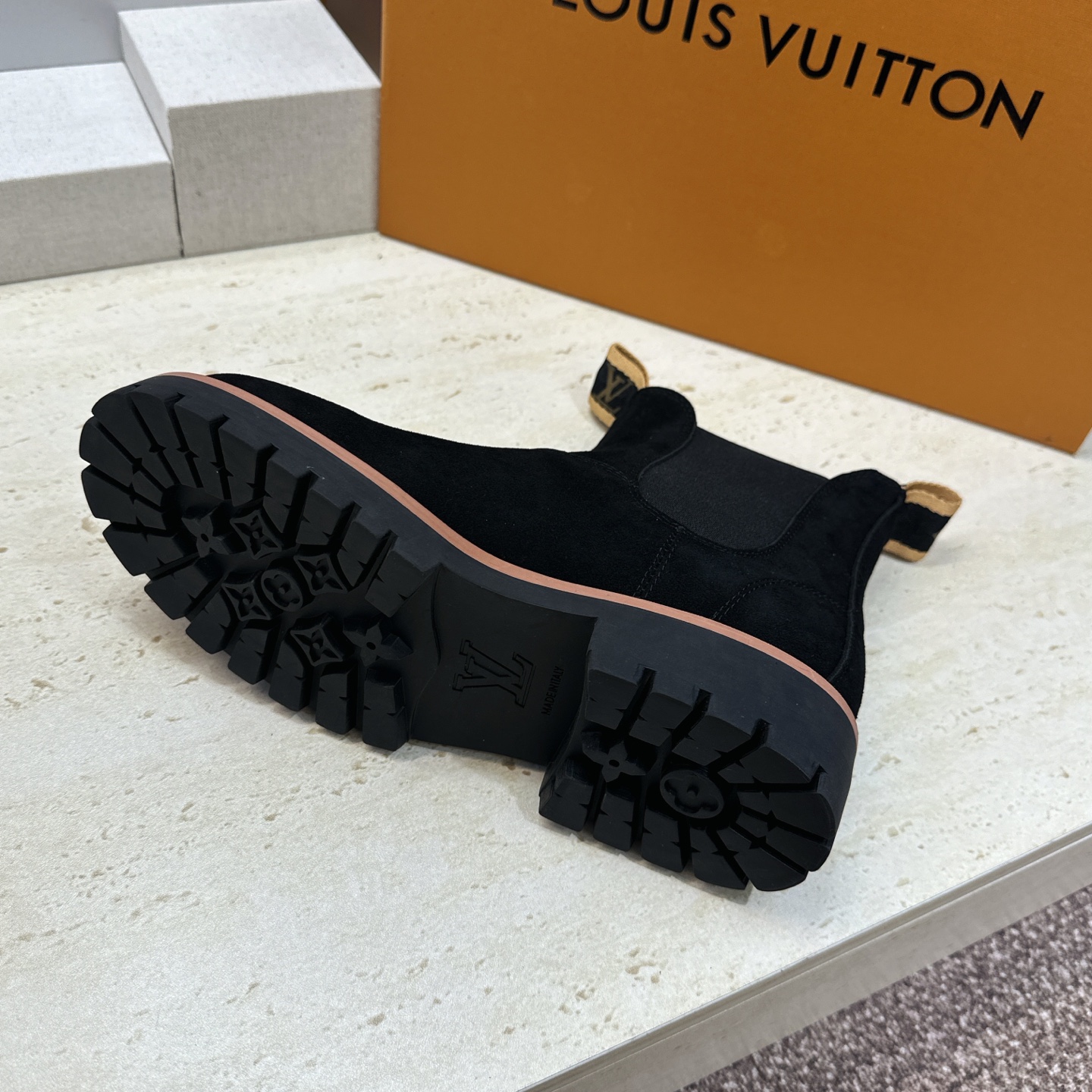 Louis Vuitton* 2026秋冬情侣新款切尔西机车弹力及裸短靴 LV字母logo低跟拼色骑士登山靴 材质: Louis Vuitton* 2026秋冬情侣新款切尔西机车弹力及裸短靴 LV字母logo低跟拼色骑士登山靴 材质: