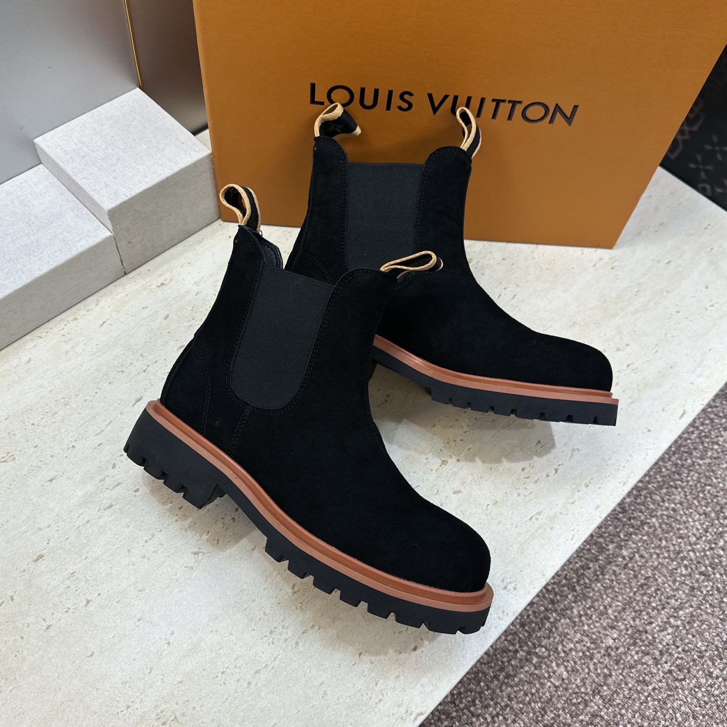 Louis Vuitton* 2026秋冬情侣新款切尔西机车弹力及裸短靴 LV字母logo低跟拼色骑士登山靴 材质: Louis Vuitton* 2026秋冬情侣新款切尔西机车弹力及裸短靴 LV字母logo低跟拼色骑士登山靴 材质: