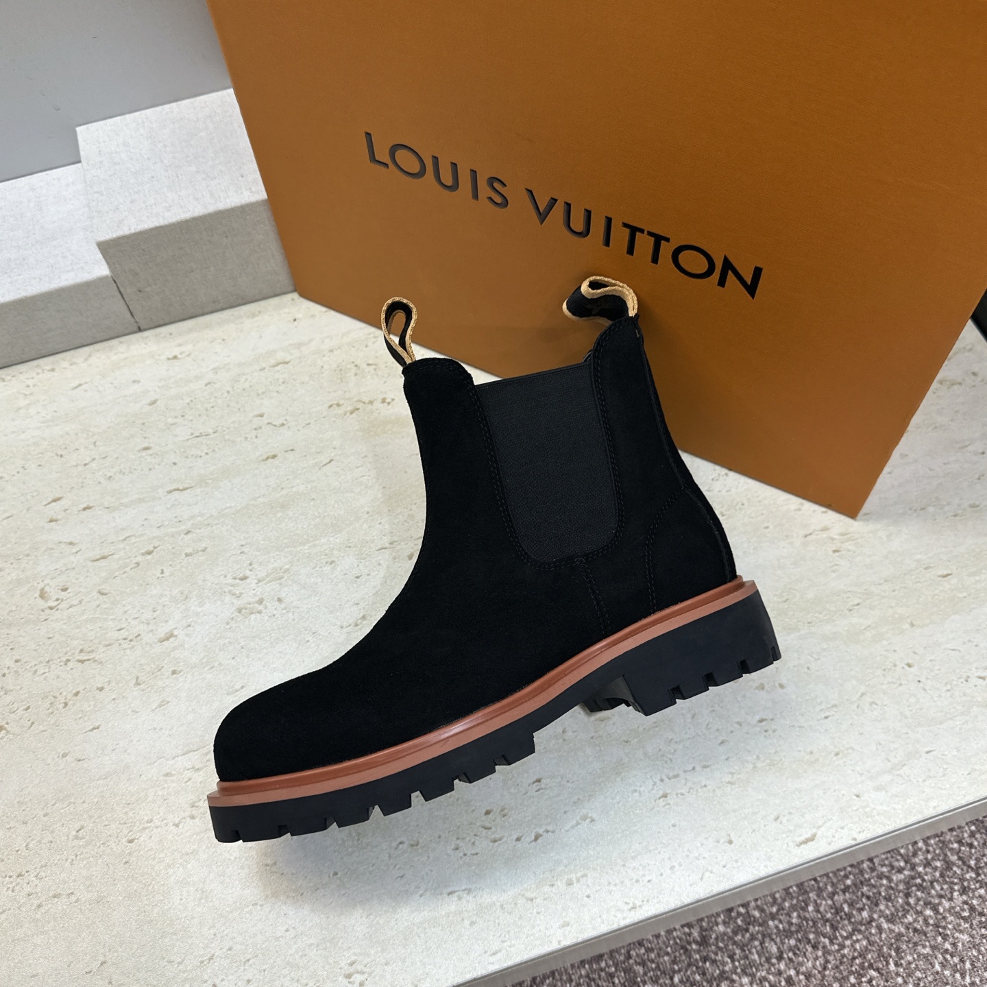 Louis Vuitton* 2026秋冬情侣新款切尔西机车弹力及裸短靴 LV字母logo低跟拼色骑士登山靴 材质: Louis Vuitton* 2026秋冬情侣新款切尔西机车弹力及裸短靴 LV字母logo低跟拼色骑士登山靴 材质: