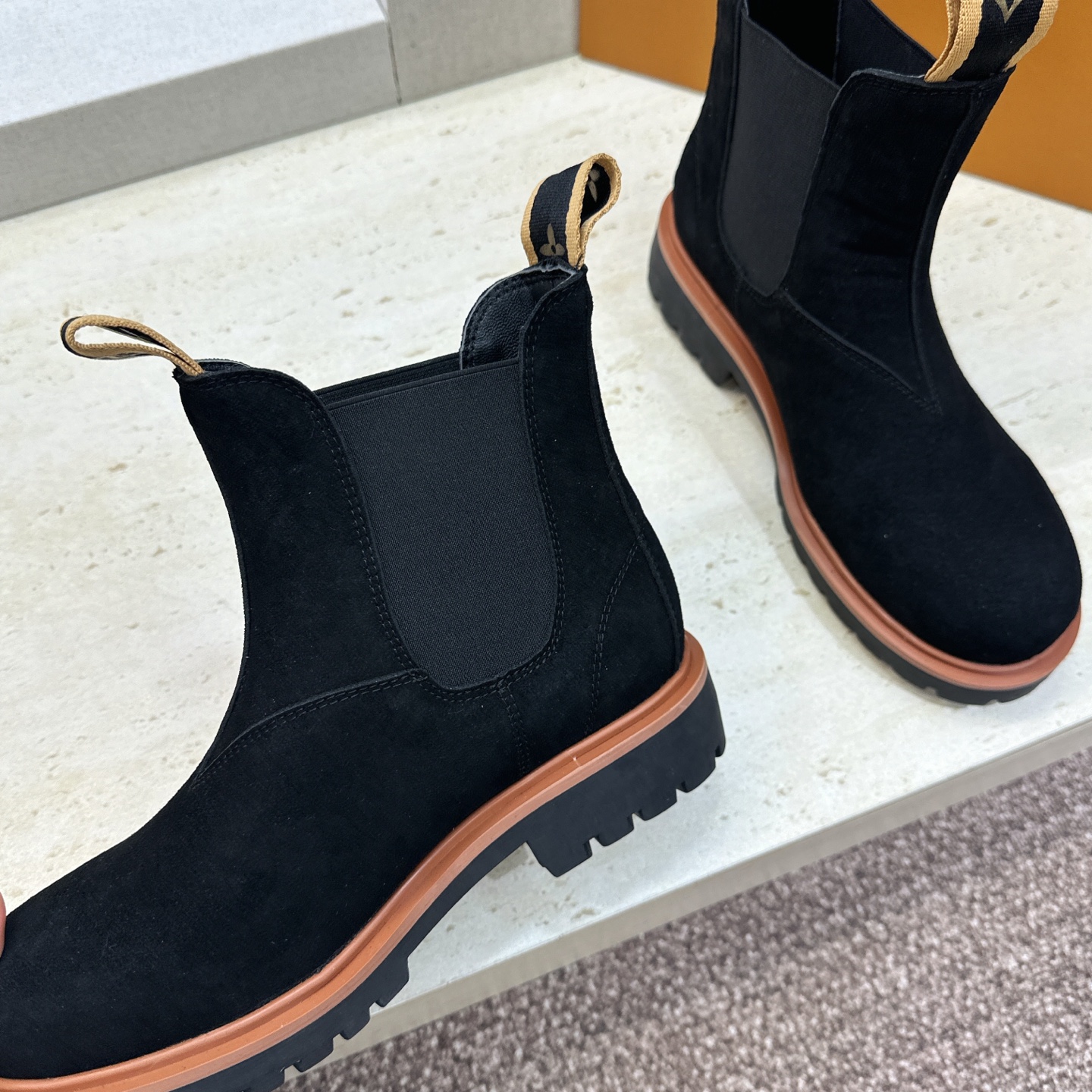 Louis Vuitton* 2026秋冬情侣新款切尔西机车弹力及裸短靴 LV字母logo低跟拼色骑士登山靴 材质: Louis Vuitton* 2026秋冬情侣新款切尔西机车弹力及裸短靴 LV字母logo低跟拼色骑士登山靴 材质: