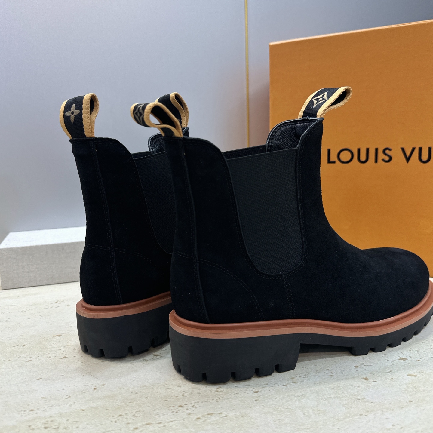 Louis Vuitton* 2026秋冬情侣新款切尔西机车弹力及裸短靴 LV字母logo低跟拼色骑士登山靴 材质: Louis Vuitton* 2026秋冬情侣新款切尔西机车弹力及裸短靴 LV字母logo低跟拼色骑士登山靴 材质: