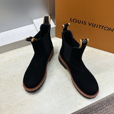 Louis Vuitton* 2026秋冬情侣新款切尔西机车弹力及裸短靴 LV字母logo低跟拼色骑士登山靴 材质: Louis Vuitton* 2026秋冬情侣新款切尔西机车弹力及裸短靴 LV字母logo低跟拼色骑士登山靴 材质: