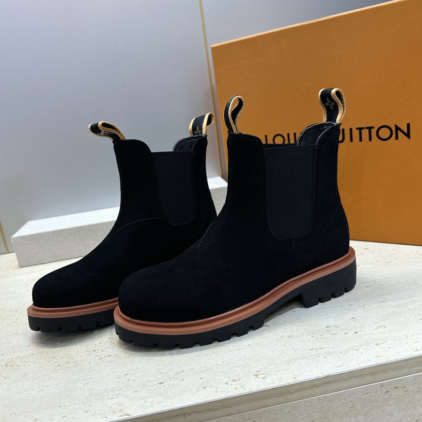 Louis Vuitton* 2026秋冬情侣新款切尔西机车弹力及裸短靴 LV字母logo低跟拼色骑士登山靴 材质: Louis Vuitton* 2026秋冬情侣新款切尔西机车弹力及裸短靴 LV字母logo低跟拼色骑士登山靴 材质: