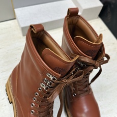 Louis Vuitton* 2026秋冬新款系带机车女短靴 LV字母logo五金扣厚底低跟圆头拼色骑士军靴 材质:鞋 Louis Vuitton* 2026秋冬新款系带机车女短靴 LV字母logo五金扣厚底低跟圆头拼色骑士军靴 材质:鞋