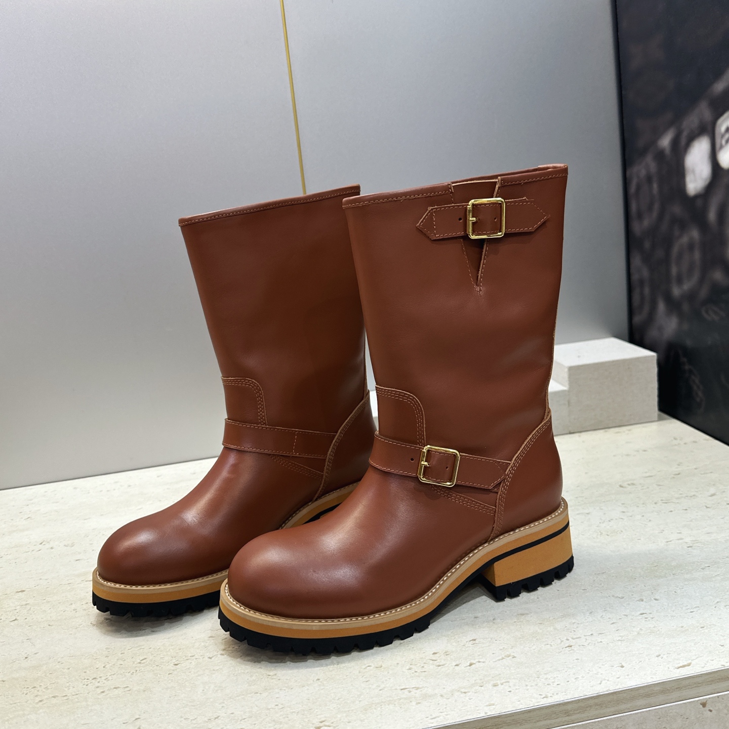 Louis Vuitton* 2026秋冬新款中筒机车女靴 LV字母logo五金扣厚底低跟圆头一脚蹬拼色骑士军靴 材质 Louis Vuitton* 2026秋冬新款中筒机车女靴 LV字母logo五金扣厚底低跟圆头一脚蹬拼色骑士军靴 材质