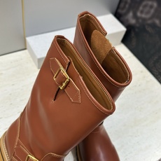 Louis Vuitton* 2026秋冬新款中筒机车女靴 LV字母logo五金扣厚底低跟圆头一脚蹬拼色骑士军靴 材质 Louis Vuitton* 2026秋冬新款中筒机车女靴 LV字母logo五金扣厚底低跟圆头一脚蹬拼色骑士军靴 材质