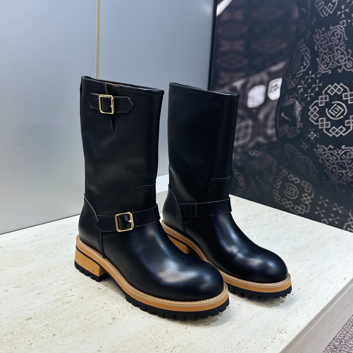 Louis Vuitton* 2026秋冬新款中筒机车女靴 LV字母logo五金扣厚底低跟圆头一脚蹬拼色骑士军靴 材质 Louis Vuitton* 2026秋冬新款中筒机车女靴 LV字母logo五金扣厚底低跟圆头一脚蹬拼色骑士军靴 材质