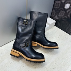 Louis Vuitton* 2026秋冬新款中筒机车女靴 LV字母logo五金扣厚底低跟圆头一脚蹬拼色骑士军靴 材质 Louis Vuitton* 2026秋冬新款中筒机车女靴 LV字母logo五金扣厚底低跟圆头一脚蹬拼色骑士军靴 材质
