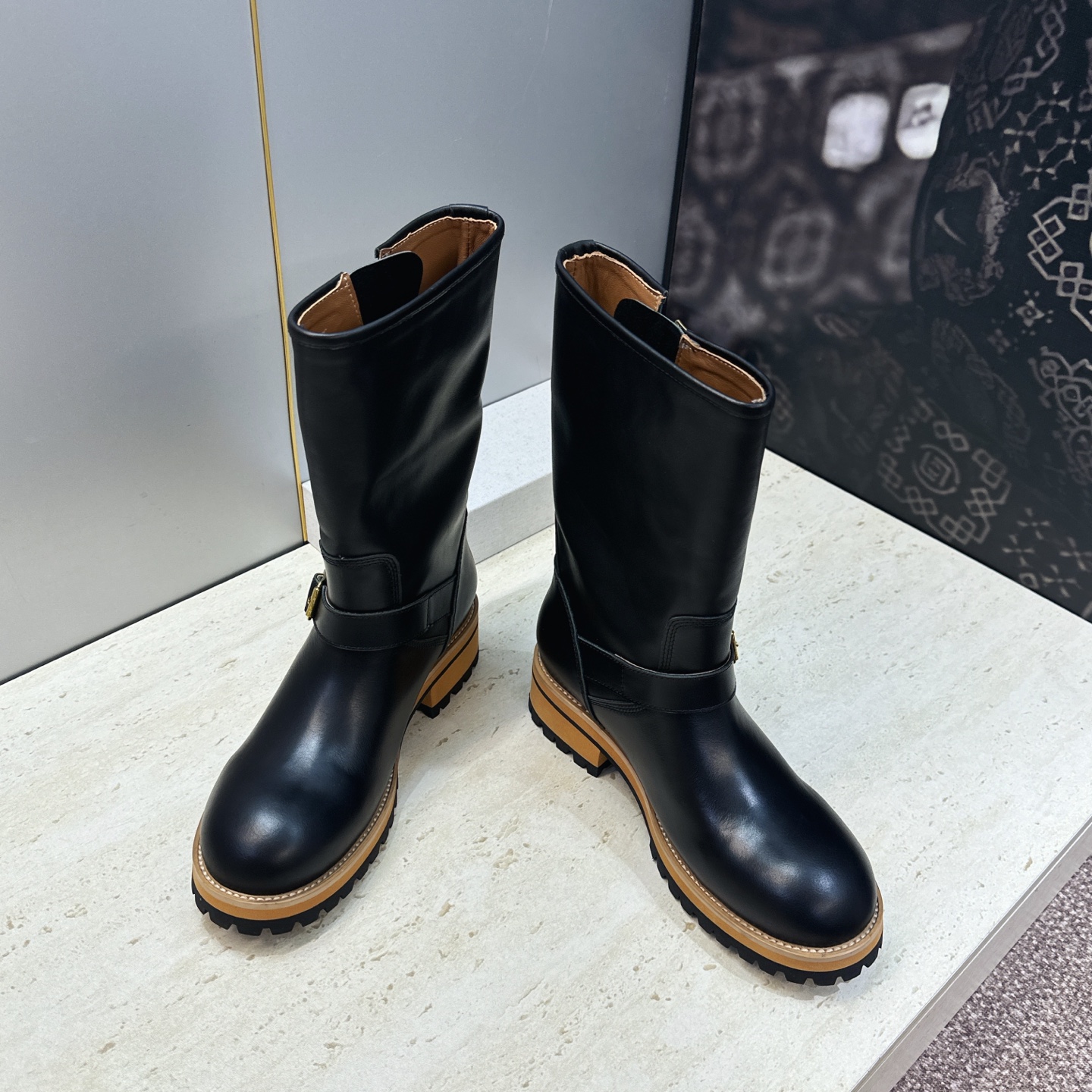 Louis Vuitton* 2026秋冬新款中筒机车女靴 LV字母logo五金扣厚底低跟圆头一脚蹬拼色骑士军靴 材质 Louis Vuitton* 2026秋冬新款中筒机车女靴 LV字母logo五金扣厚底低跟圆头一脚蹬拼色骑士军靴 材质