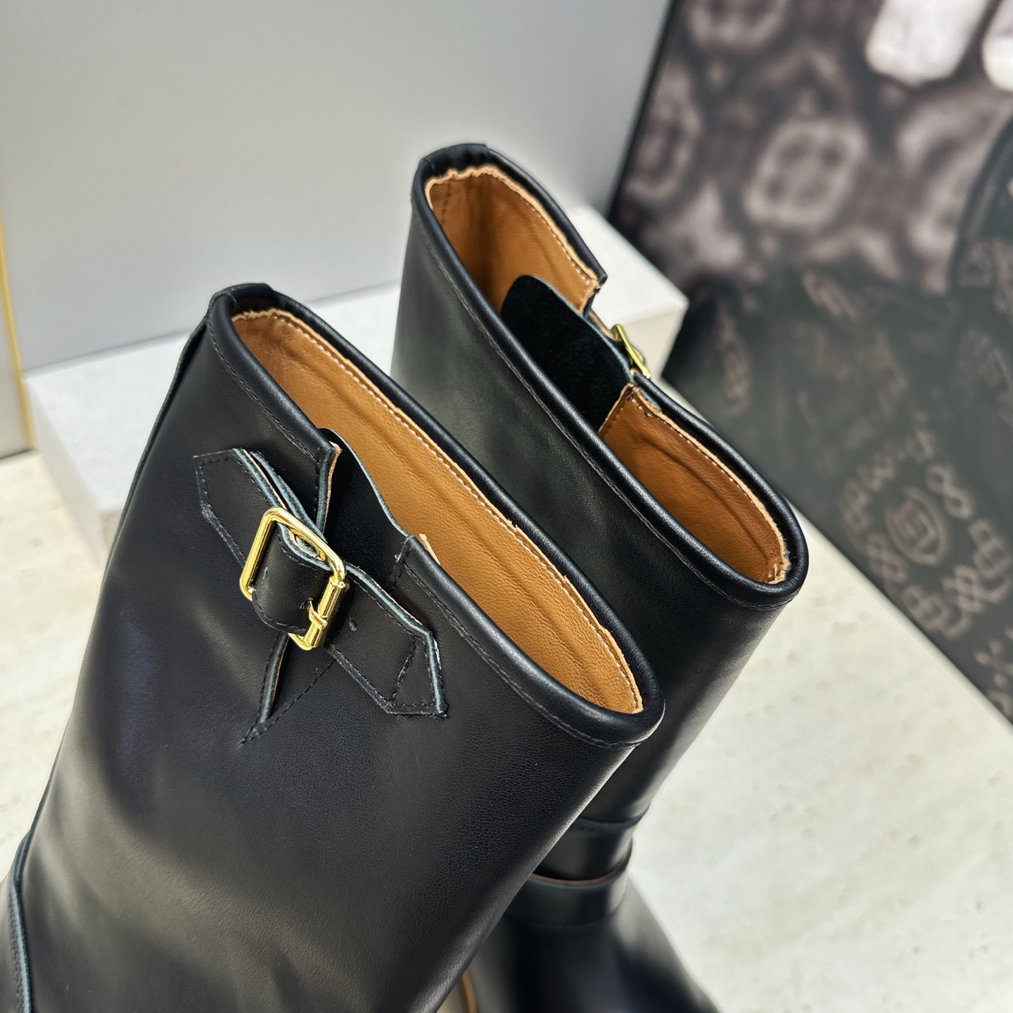 Louis Vuitton* 2026秋冬新款中筒机车女靴 LV字母logo五金扣厚底低跟圆头一脚蹬拼色骑士军靴 材质 Louis Vuitton* 2026秋冬新款中筒机车女靴 LV字母logo五金扣厚底低跟圆头一脚蹬拼色骑士军靴 材质