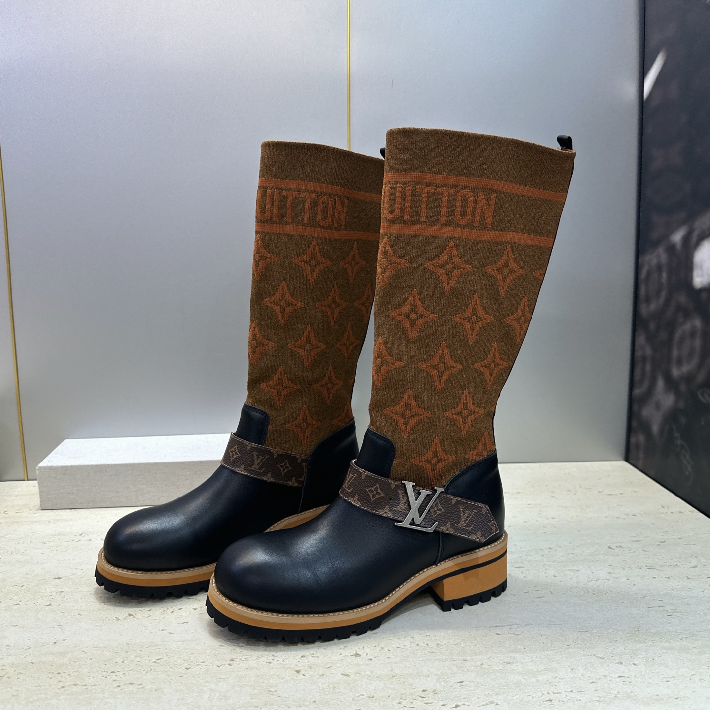 Louis Vuitton* 2026秋冬新款毛线筒弹力机车女靴  LV字母logo五金扣厚底低跟圆头一脚蹬拼色骑士军靴