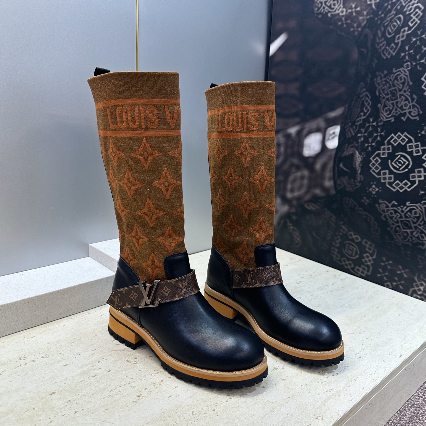 Louis Vuitton* 2026秋冬新款毛线筒弹力机车女靴 LV字母logo五金扣厚底低跟圆头一脚蹬拼色骑士军靴 Louis Vuitton* 2026秋冬新款毛线筒弹力机车女靴 LV字母logo五金扣厚底低跟圆头一脚蹬拼色骑士军靴
