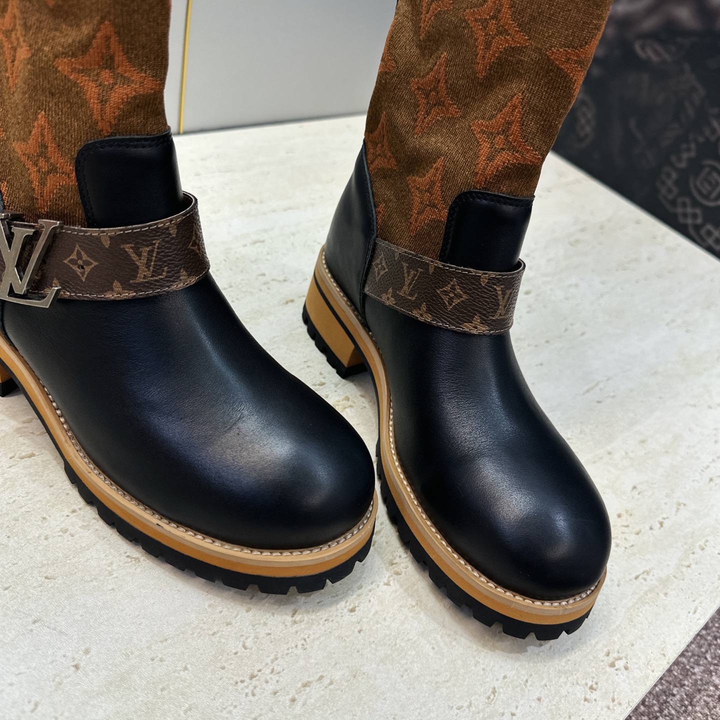 Louis Vuitton* 2026秋冬新款毛线筒弹力机车女靴  LV字母logo五金扣厚底低跟圆头一脚蹬拼色骑士军靴