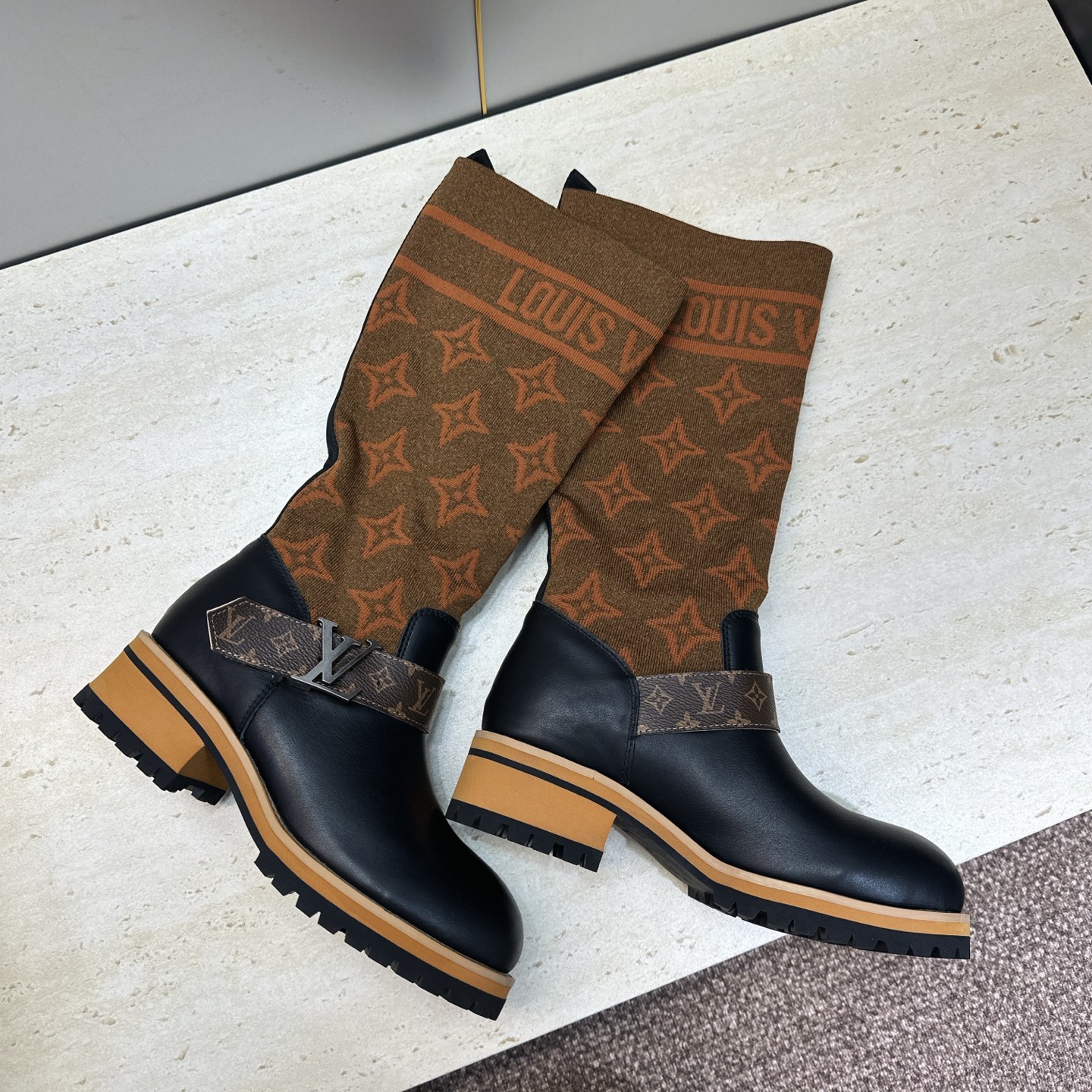 Louis Vuitton* 2026秋冬新款毛线筒弹力机车女靴  LV字母logo五金扣厚底低跟圆头一脚蹬拼色骑士军靴