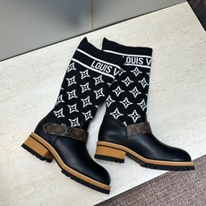 Louis Vuitton* 2026秋冬新款毛线筒弹力机车女靴 LV字母logo五金扣厚底低跟圆头一脚蹬拼色骑士军靴 Louis Vuitton* 2026秋冬新款毛线筒弹力机车女靴 LV字母logo五金扣厚底低跟圆头一脚蹬拼色骑士军靴