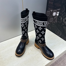 Louis Vuitton* 2026秋冬新款毛线筒弹力机车女靴 LV字母logo五金扣厚底低跟圆头一脚蹬拼色骑士军靴 Louis Vuitton* 2026秋冬新款毛线筒弹力机车女靴 LV字母logo五金扣厚底低跟圆头一脚蹬拼色骑士军靴