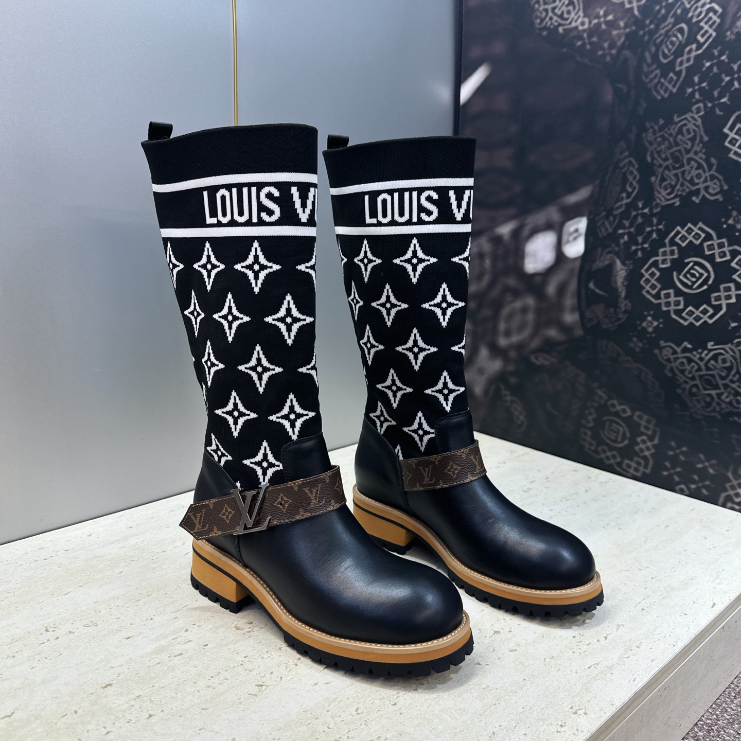 Louis Vuitton* 2026秋冬新款毛线筒弹力机车女靴 LV字母logo五金扣厚底低跟圆头一脚蹬拼色骑士军靴 Louis Vuitton* 2026秋冬新款毛线筒弹力机车女靴 LV字母logo五金扣厚底低跟圆头一脚蹬拼色骑士军靴