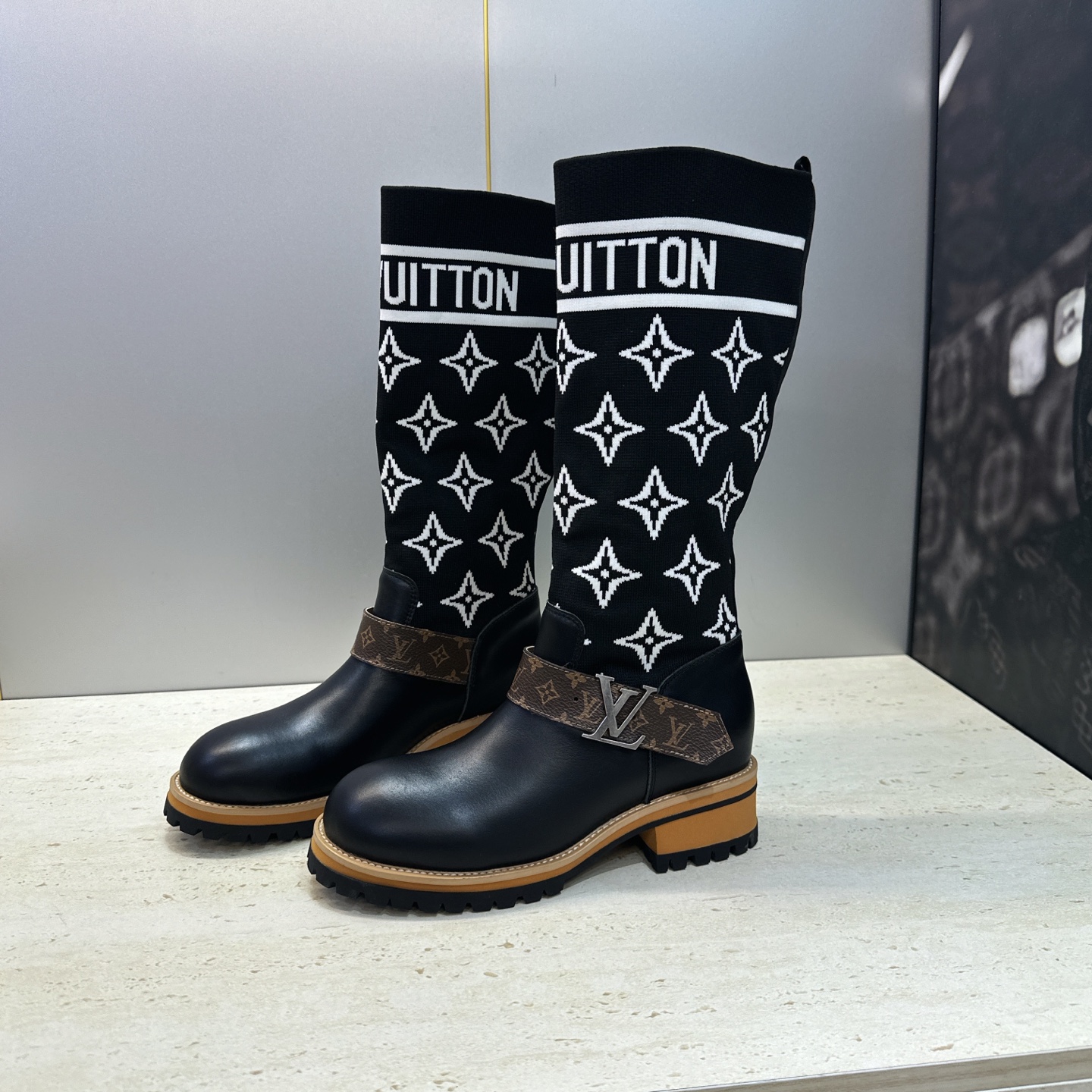 Louis Vuitton* 2026秋冬新款毛线筒弹力机车女靴 LV字母logo五金扣厚底低跟圆头一脚蹬拼色骑士军靴 Louis Vuitton* 2026秋冬新款毛线筒弹力机车女靴 LV字母logo五金扣厚底低跟圆头一脚蹬拼色骑士军靴