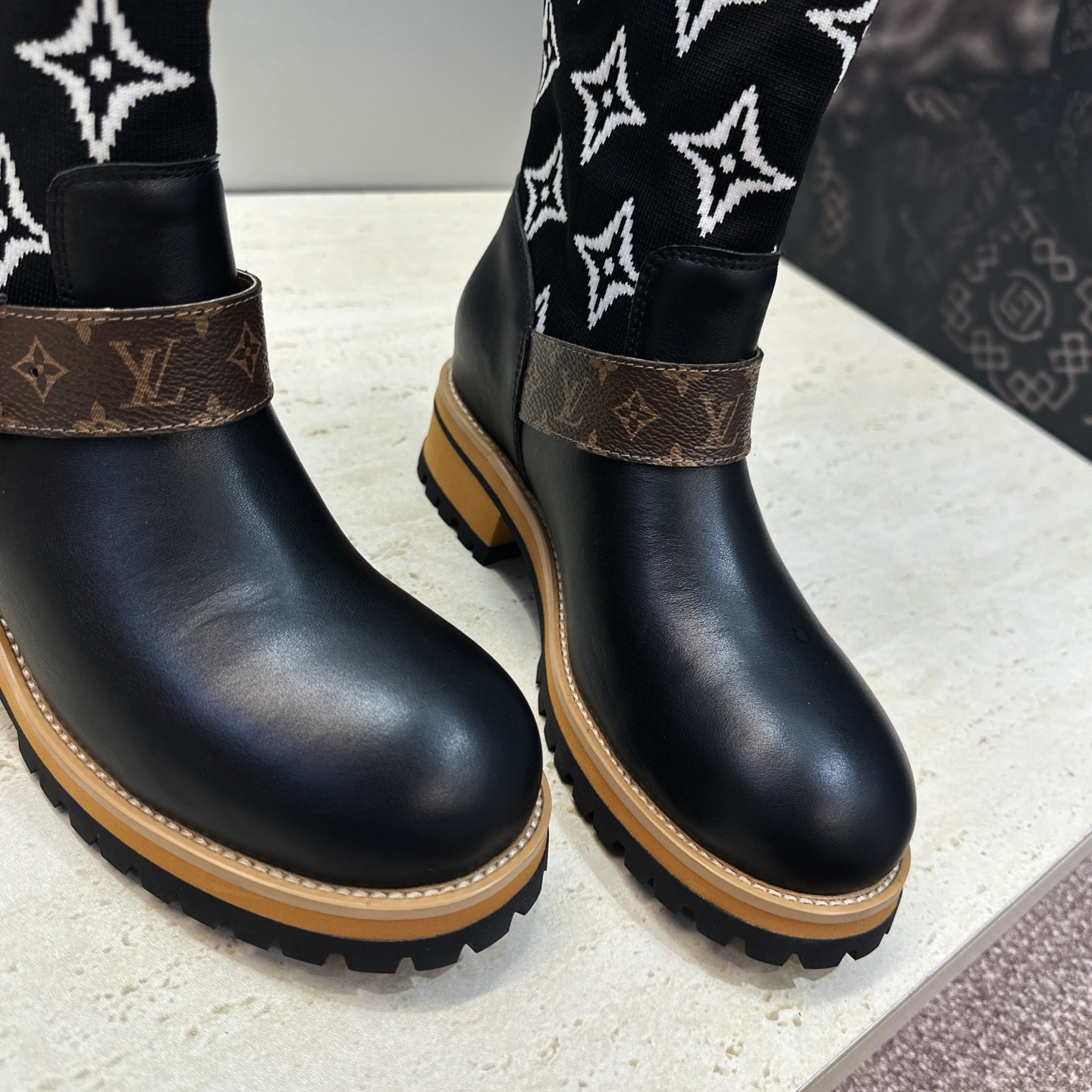 Louis Vuitton* 2026秋冬新款毛线筒弹力机车女靴 LV字母logo五金扣厚底低跟圆头一脚蹬拼色骑士军靴 Louis Vuitton* 2026秋冬新款毛线筒弹力机车女靴 LV字母logo五金扣厚底低跟圆头一脚蹬拼色骑士军靴