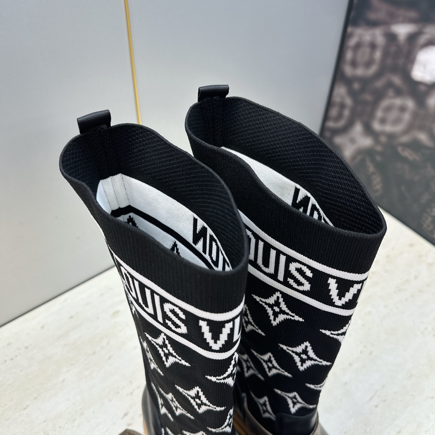 Louis Vuitton* 2026秋冬新款毛线筒弹力机车女靴 LV字母logo五金扣厚底低跟圆头一脚蹬拼色骑士军靴 Louis Vuitton* 2026秋冬新款毛线筒弹力机车女靴 LV字母logo五金扣厚底低跟圆头一脚蹬拼色骑士军靴