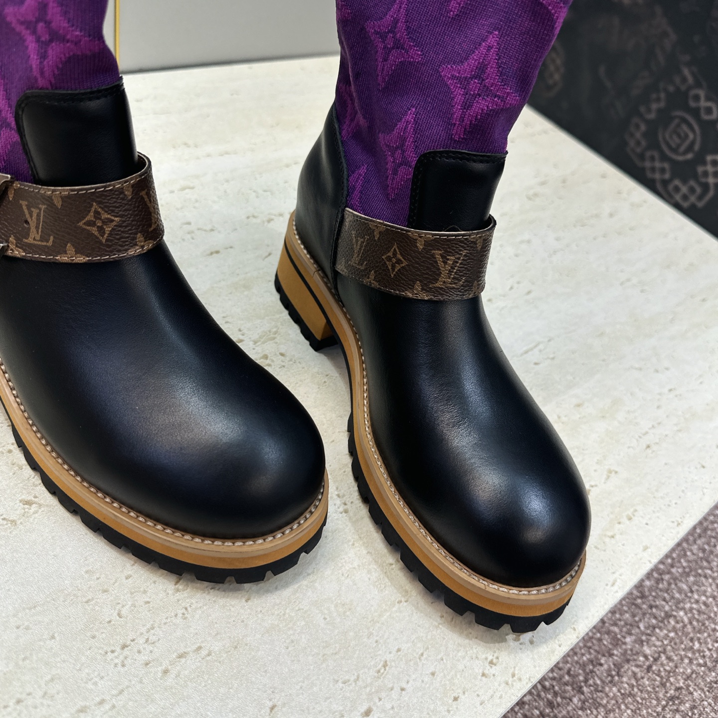 Louis Vuitton* 2026秋冬新款毛线筒弹力机车女靴 LV字母logo五金扣厚底低跟圆头一脚蹬拼色骑士军靴 Louis Vuitton* 2026秋冬新款毛线筒弹力机车女靴 LV字母logo五金扣厚底低跟圆头一脚蹬拼色骑士军靴