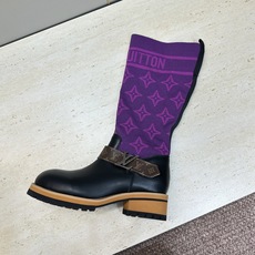 Louis Vuitton* 2026秋冬新款毛线筒弹力机车女靴 LV字母logo五金扣厚底低跟圆头一脚蹬拼色骑士军靴 Louis Vuitton* 2026秋冬新款毛线筒弹力机车女靴 LV字母logo五金扣厚底低跟圆头一脚蹬拼色骑士军靴