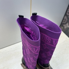 Louis Vuitton* 2026秋冬新款毛线筒弹力机车女靴 LV字母logo五金扣厚底低跟圆头一脚蹬拼色骑士军靴 Louis Vuitton* 2026秋冬新款毛线筒弹力机车女靴 LV字母logo五金扣厚底低跟圆头一脚蹬拼色骑士军靴